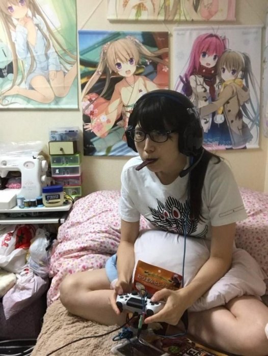 正妹連打電動都正!天菜Coser曝私生活照 「萌女→阿宅」 9萬網友都看呆了….