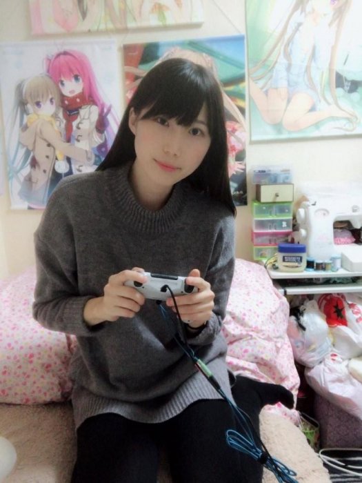 正妹連打電動都正!天菜Coser曝私生活照 「萌女→阿宅」 9萬網友都看呆了….