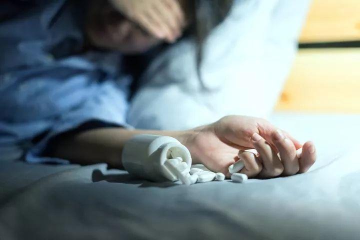 全班一半同學考100自己兒子卻考98分...悲痛吶喊「我太失敗了!」重點小學老師患憂鬱症!