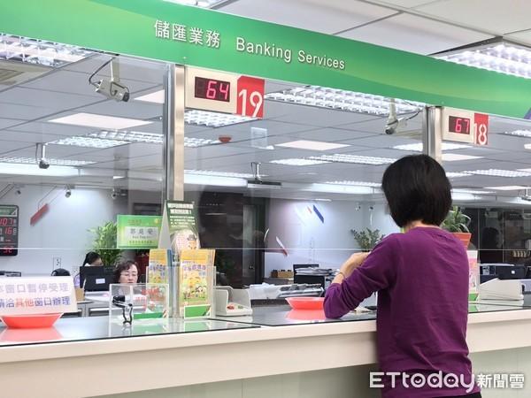 嬤填匯款單超無助!熱心哥禮貌一推...她「得救」狂抄寫 結局糗爆啦