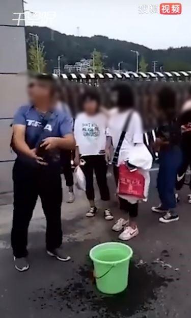 男老師提水桶強制卸妝!校門口「大手猛擦」國中妹嫩臉...毛巾泡2秒換下一人