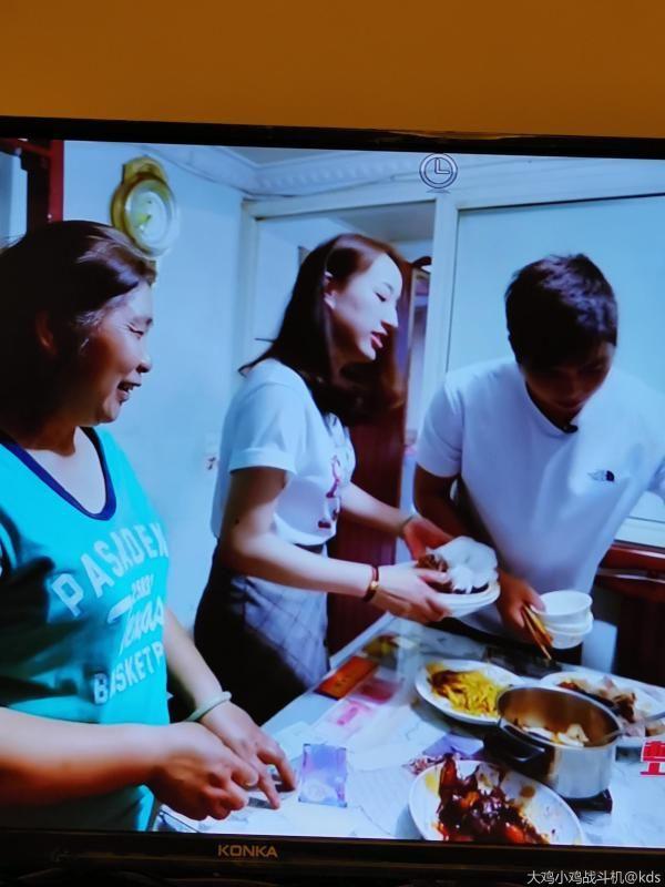 住爸媽11平米閣樓房 窮魯男竟有「女神級女友」上節目狂放閃!網一看住家內部...呆了