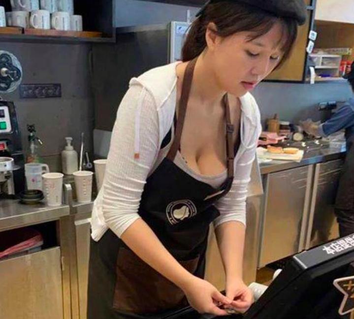 胸部放桌上!女店員收銀照瘋傳 身分曝光加碼「核彈級爆乳」