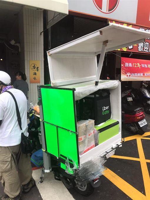 生活改造王?台中超狂外送員「冰箱級置物箱+超炫炮管」他曝炮管的用途是＿網：也太貼心