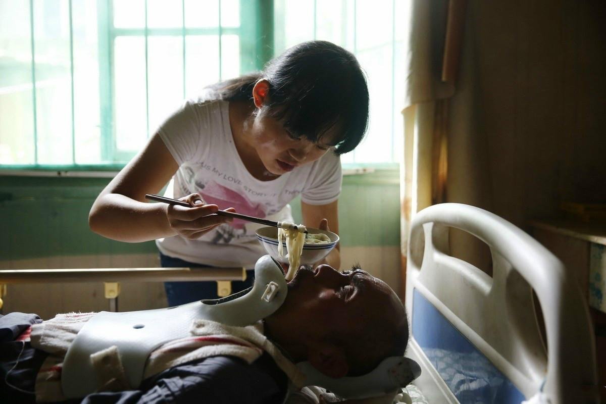 街頭捕捉15歲女童趴在地上!幼小的她「扮成牛騎一次5元」背後故事讓人鼻酸...:心疼