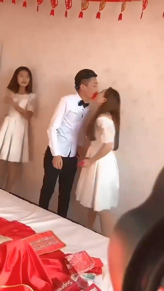 伴娘超可憐!婚禮小遊戲遭男方親友「伸舌猛親」都快哭出來...網暴怒:別讓女友當伴娘!
