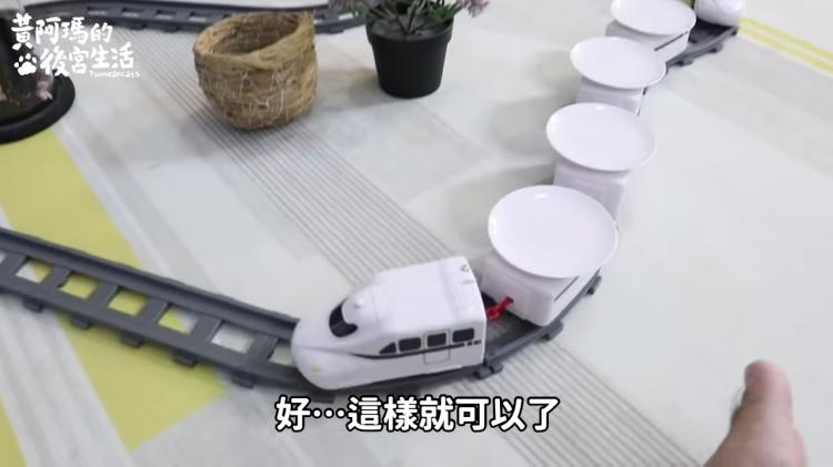 如果貓也能吃爭鮮...萌度爆表「貓吃迴轉壽司」邊走邊吃超可愛!:喵星人要來毀滅車站!