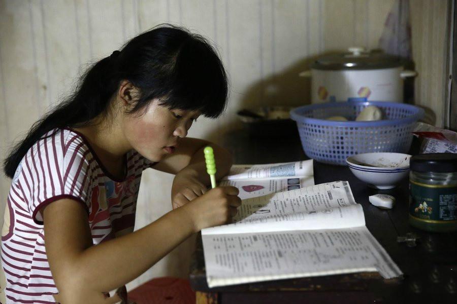 街頭捕捉15歲女童趴在地上!幼小的她「扮成牛騎一次5元」背後故事讓人鼻酸...:心疼
