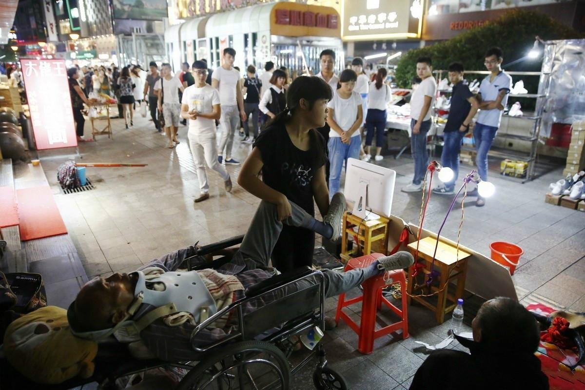 街頭捕捉15歲女童趴在地上!幼小的她「扮成牛騎一次5元」背後故事讓人鼻酸...:心疼