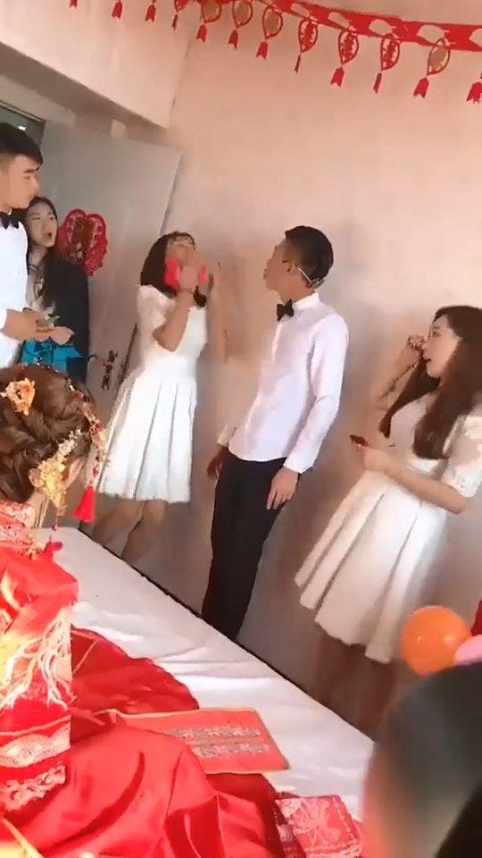 伴娘超可憐!婚禮小遊戲遭男方親友「伸舌猛親」都快哭出來...網暴怒:別讓女友當伴娘!