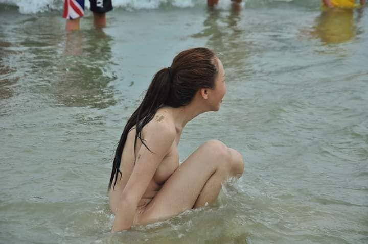 海邊野外露出!乳牛妹M自腿夾超緊「↓↑又搖又晃」畫面邪惡放大:逐漸母湯表情紅了