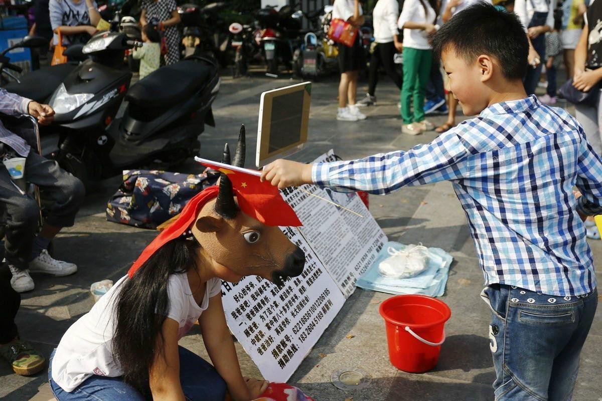 街頭捕捉15歲女童趴在地上!幼小的她「扮成牛騎一次5元」背後故事讓人鼻酸...:心疼