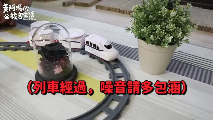 如果貓也能吃爭鮮...萌度爆表「貓吃迴轉壽司」邊走邊吃超可愛!:喵星人要來毀滅車站!