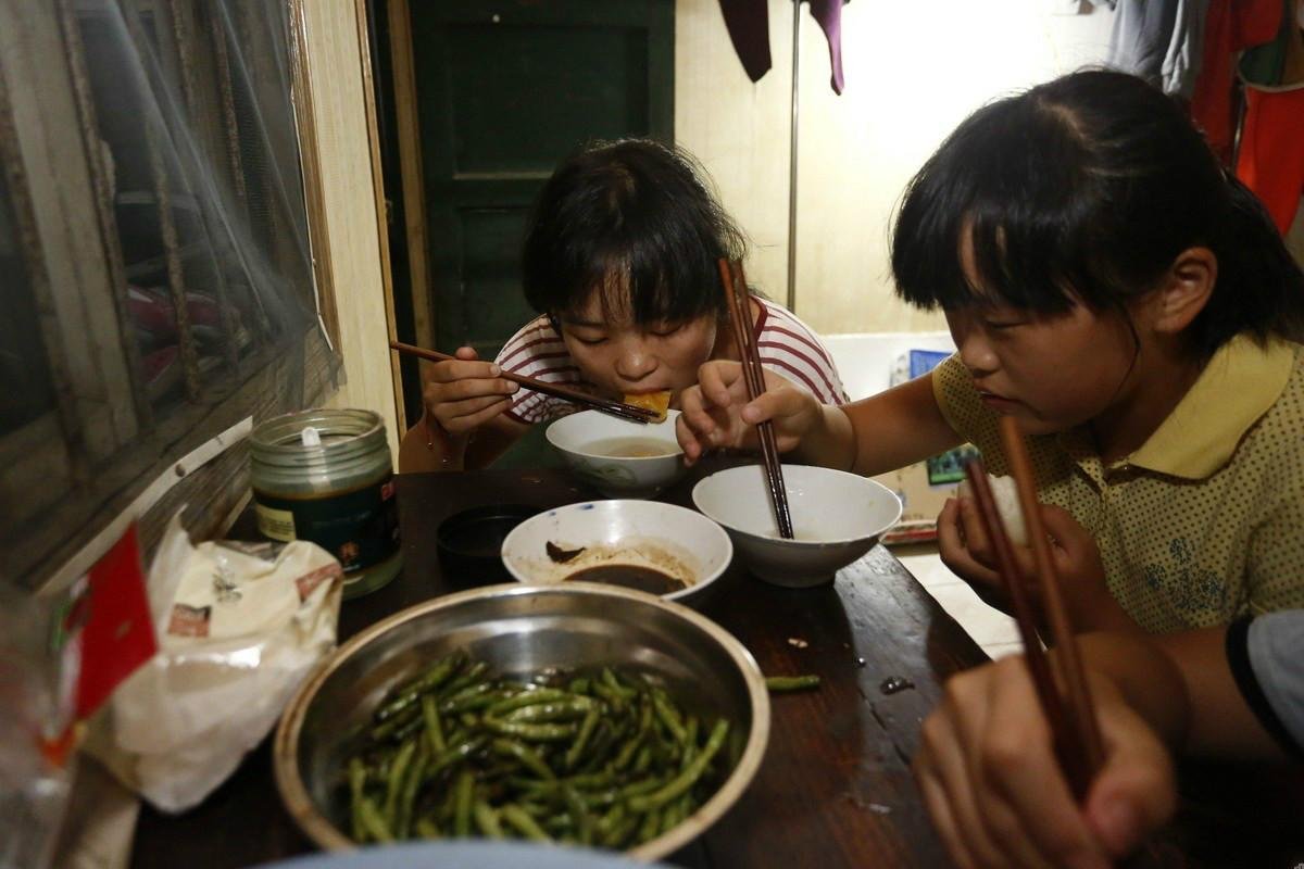 街頭捕捉15歲女童趴在地上!幼小的她「扮成牛騎一次5元」背後故事讓人鼻酸...:心疼