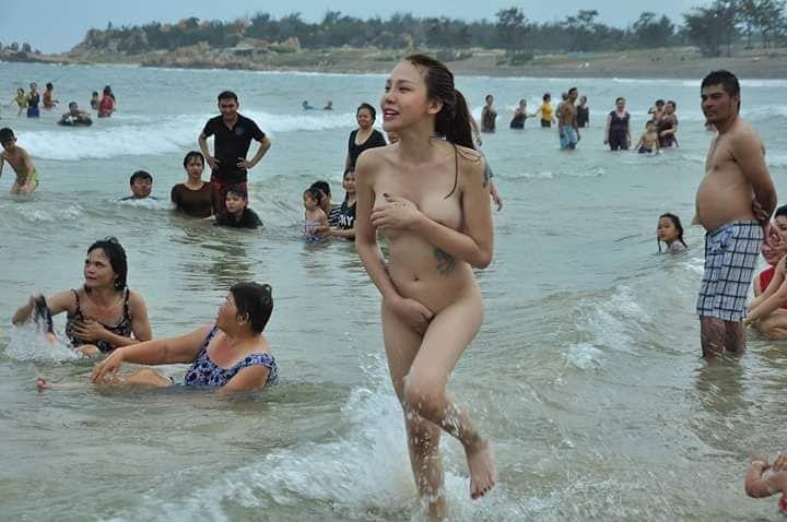 海邊野外露出!乳牛妹M自腿夾超緊「↓↑又搖又晃」畫面邪惡放大:逐漸母湯表情紅了