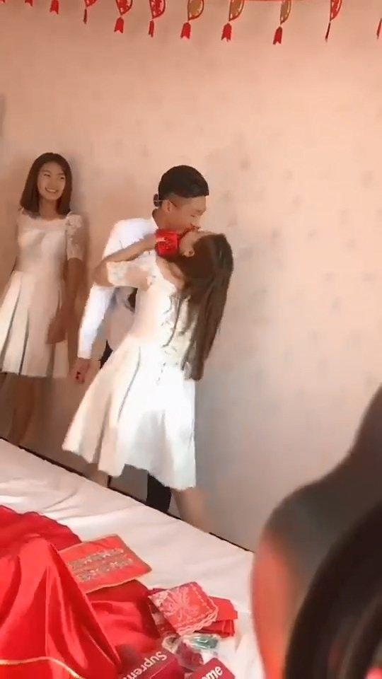 伴娘超可憐!婚禮小遊戲遭男方親友「伸舌猛親」都快哭出來...網暴怒:別讓女友當伴娘!