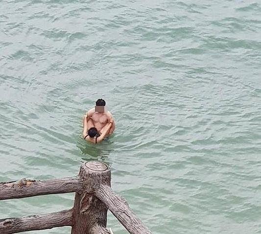 海邊野外露出!乳牛妹M自腿夾超緊「↓↑又搖又晃」畫面邪惡放大:逐漸母湯表情紅了