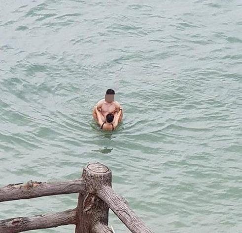 海邊野外露出!乳牛妹M自腿夾超緊「↓↑又搖又晃」畫面邪惡放大:逐漸母湯表情紅了