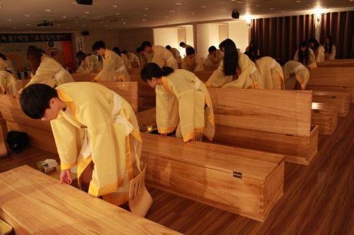 韓國殯儀館新課程!體驗「活人喪禮」目睹一切…再躺棺材反思人生 …讓人毛骨悚然!