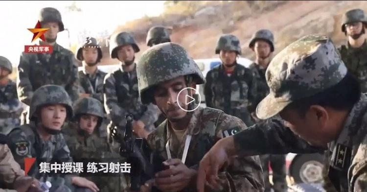 大陸當兵也搞這招!交流營外國學員「摺豆腐塊棉被摺到崩潰」網笑:我在他眼中看到絕望