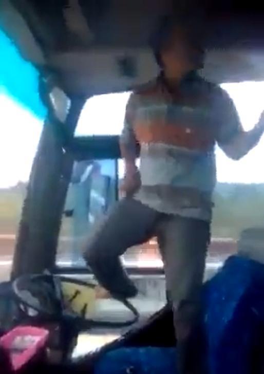 嚇破膽!巴士司機ㄎ一ㄤ掉竟站在駕駛座上用腳開車秒讓乘客崩潰...:要死自己死啊