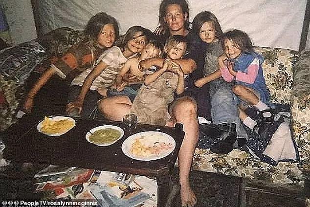 她被繼父囚禁強X長達19年!生下9個孩子的家暴生活直到遇見...:真的難過哭