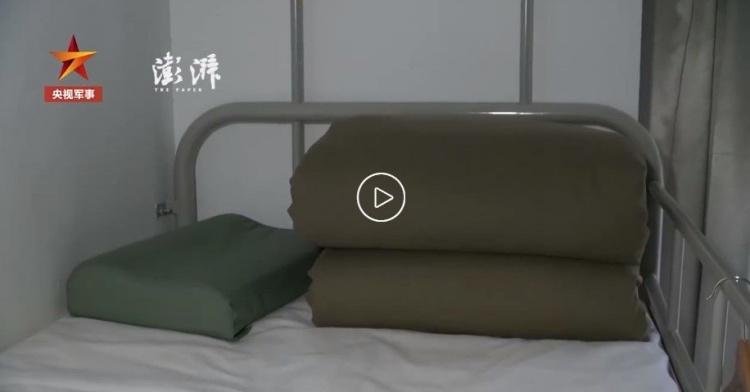 大陸當兵也搞這招!交流營外國學員「摺豆腐塊棉被摺到崩潰」網笑:我在他眼中看到絕望