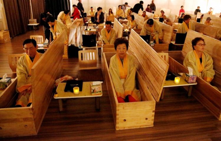 韓國殯儀館新課程!體驗「活人喪禮」目睹一切…再躺棺材反思人生 …讓人毛骨悚然!
