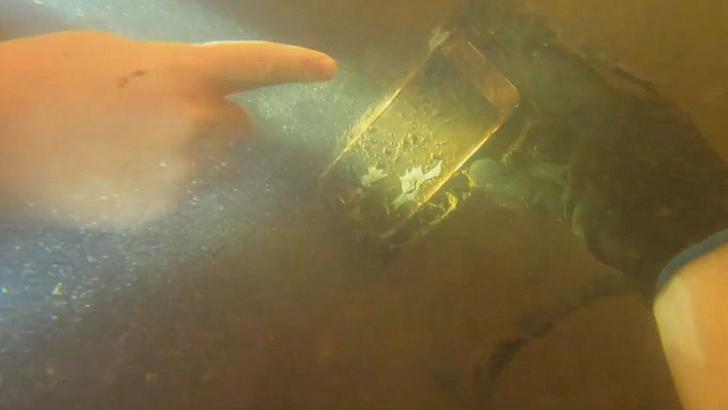 手機沉入河裡15個月後還能用!不是諾基亞神機竟然是「它」...網喊:沒想到這隻這麼強