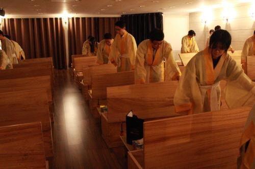 韓國殯儀館新課程!體驗「活人喪禮」目睹一切…再躺棺材反思人生 …讓人毛骨悚然!