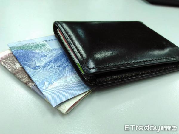 爽領12萬年終!他回家一算「倒扣600」怨念深 網狂比慘:根本沒有+1