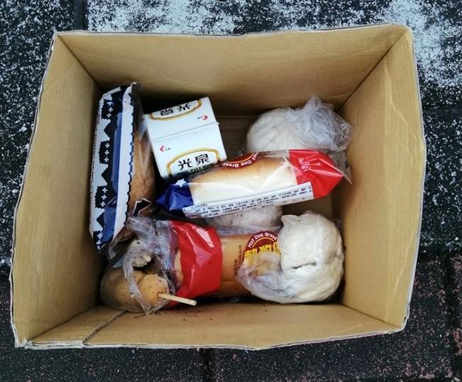 整箱食物丟樹下!清潔人員批「還被咬過」 網揭原因藏洋蔥:刻意咬一口的
