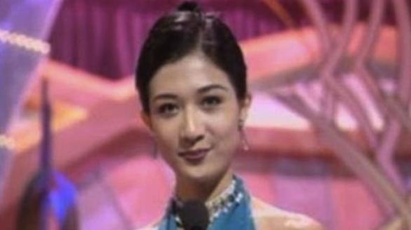 19歲吳綺莉43寸長腿完勝萬綺雯，原來她才是真正的索腿天后
