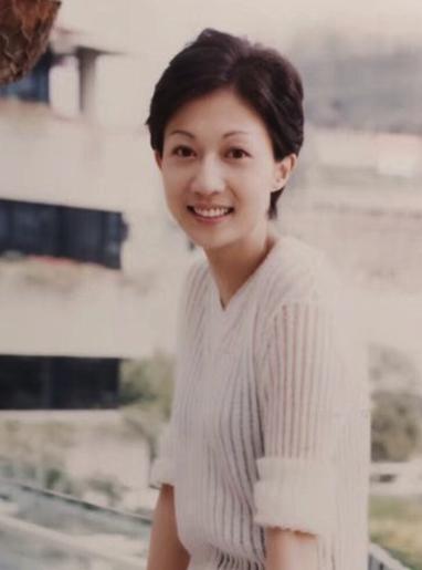 19歲吳綺莉43寸長腿完勝萬綺雯，原來她才是真正的索腿天后