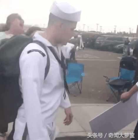 海軍老公終於回家, 老婆迎接露出大肚子他嚇到說不出話
