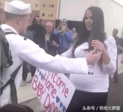 海軍老公終於回家, 老婆迎接露出大肚子他嚇到說不出話