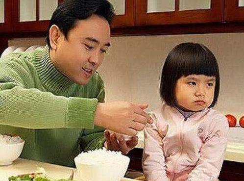 孩子哭鬧發脾氣時，家長先不要「抱」她，這4點處理更有效！