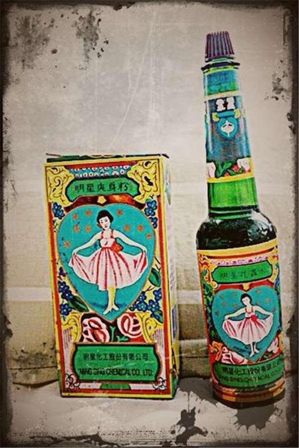 她把「花露水」滴在電風扇裡，別人以為她瘋了，結果嚇了一跳，沒想到還有這樣的妙用，太實用了，不看可惜了！