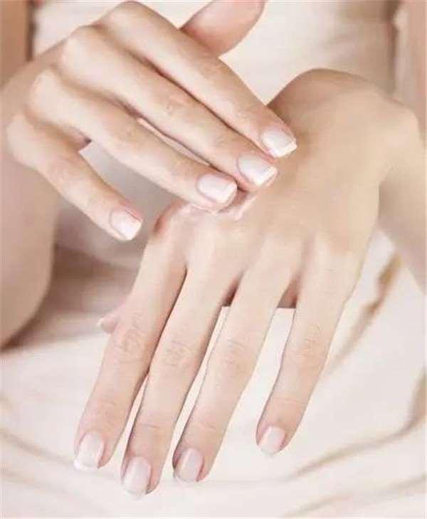 她把「花露水」滴在電風扇裡，別人以為她瘋了，結果嚇了一跳，沒想到還有這樣的妙用，太實用了，不看可惜了！