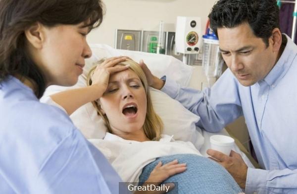 產婦在產房哀哀叫抱怨老公：「你為什麼射在裡麵？？？」結果淡定老公一句「神回」居然讓她跟護士笑到差點沒力！
