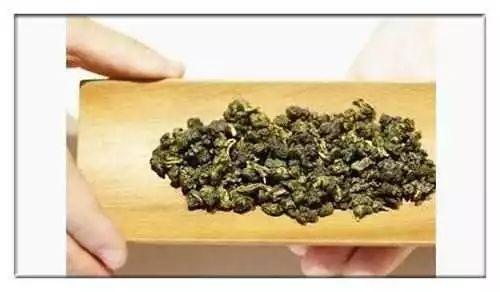 山楂和它一起泡水喝，每天兩杯，堅持一個月，慢慢趕走身體濕氣！