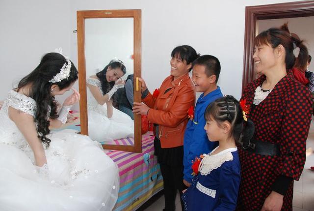 新婚夜婆婆要我和老公分房睡，第二天調出監控，我報警提出離婚