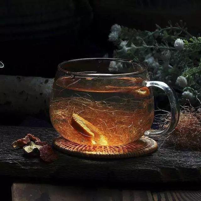 山楂和它一起泡水喝，每天兩杯，堅持一個月，慢慢趕走身體濕氣！