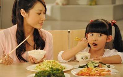 孩子哭鬧發脾氣時，家長先不要「抱」她，這4點處理更有效！