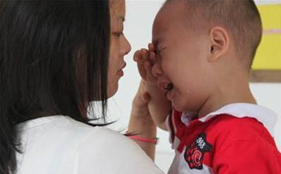 孩子哭鬧發脾氣時，家長先不要「抱」她，這4點處理更有效！