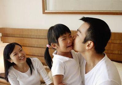 孩子哭鬧發脾氣時，家長先不要「抱」她，這4點處理更有效！