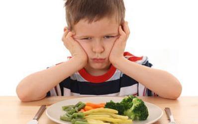 孩子哭鬧發脾氣時，家長先不要「抱」她，這4點處理更有效！