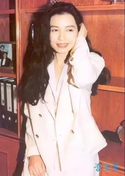 她是最美艷港姐,曾「被周潤發、張國榮深愛」,婚後息影「為愛守寡10年」,如今58歲的她...