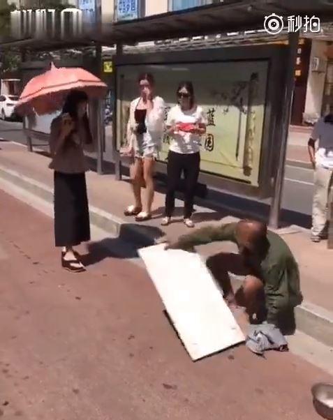 妹子招公車意外踩到乞丐褲管…下一秒「根本拆飯碗」超展開!乞丐起身爆氣大罵(影