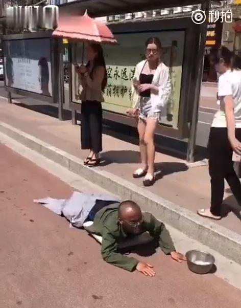 妹子招公車意外踩到乞丐褲管…下一秒「根本拆飯碗」超展開!乞丐起身爆氣大罵(影